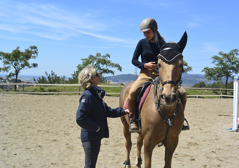 Alumnos montando a caballo durante una clase en la escuela