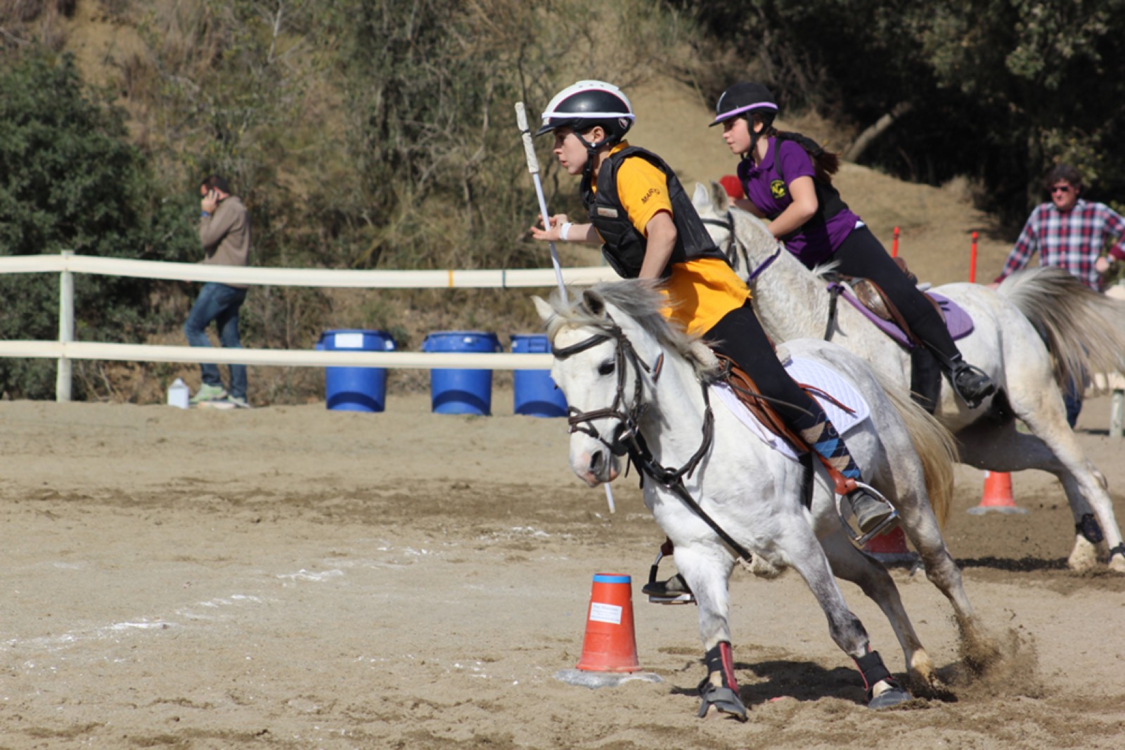 Jinetes montando ponis durante una actividad del campus de Petita Escola