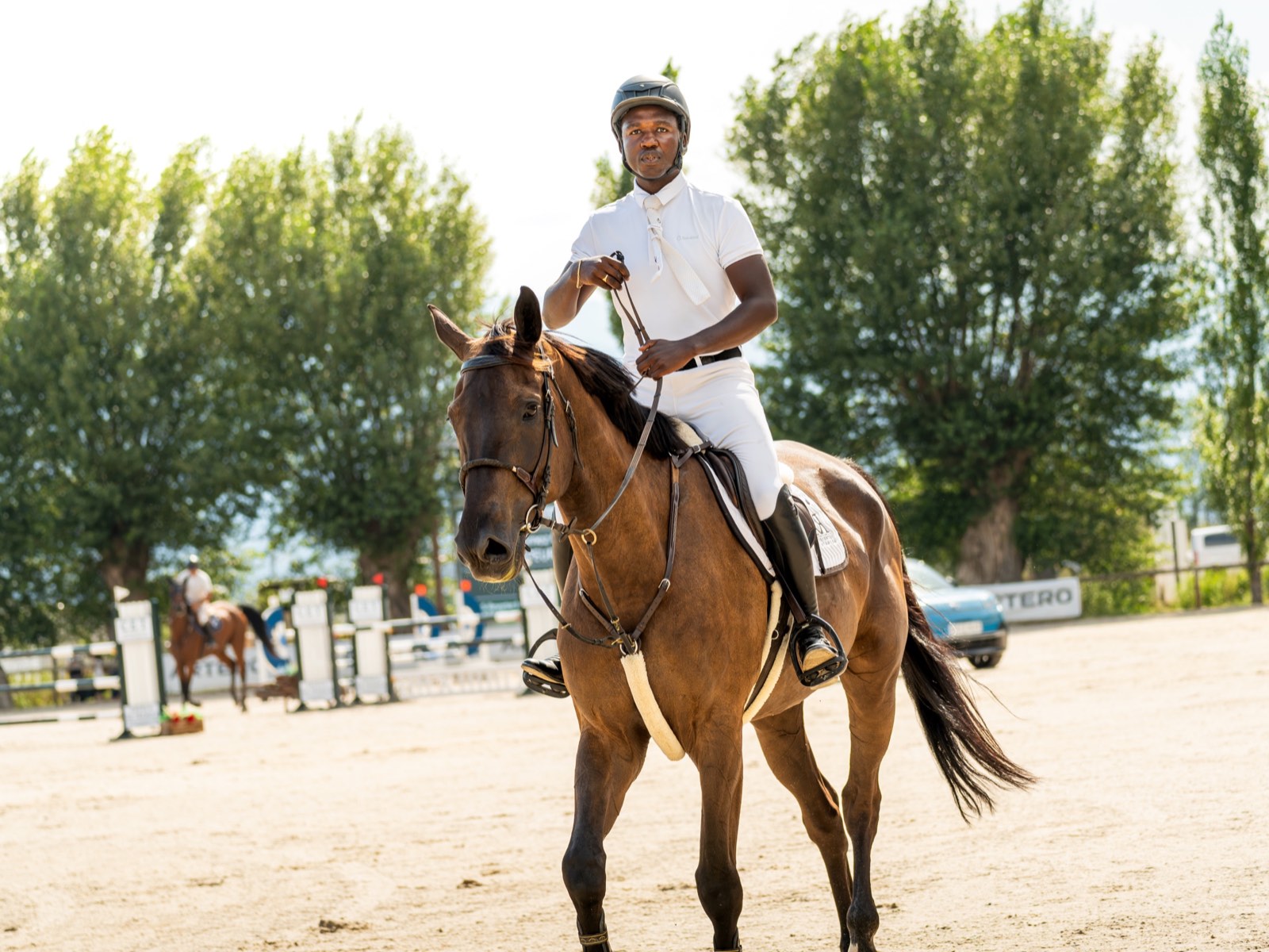 Jinete sobre un caballo en una pista de competición