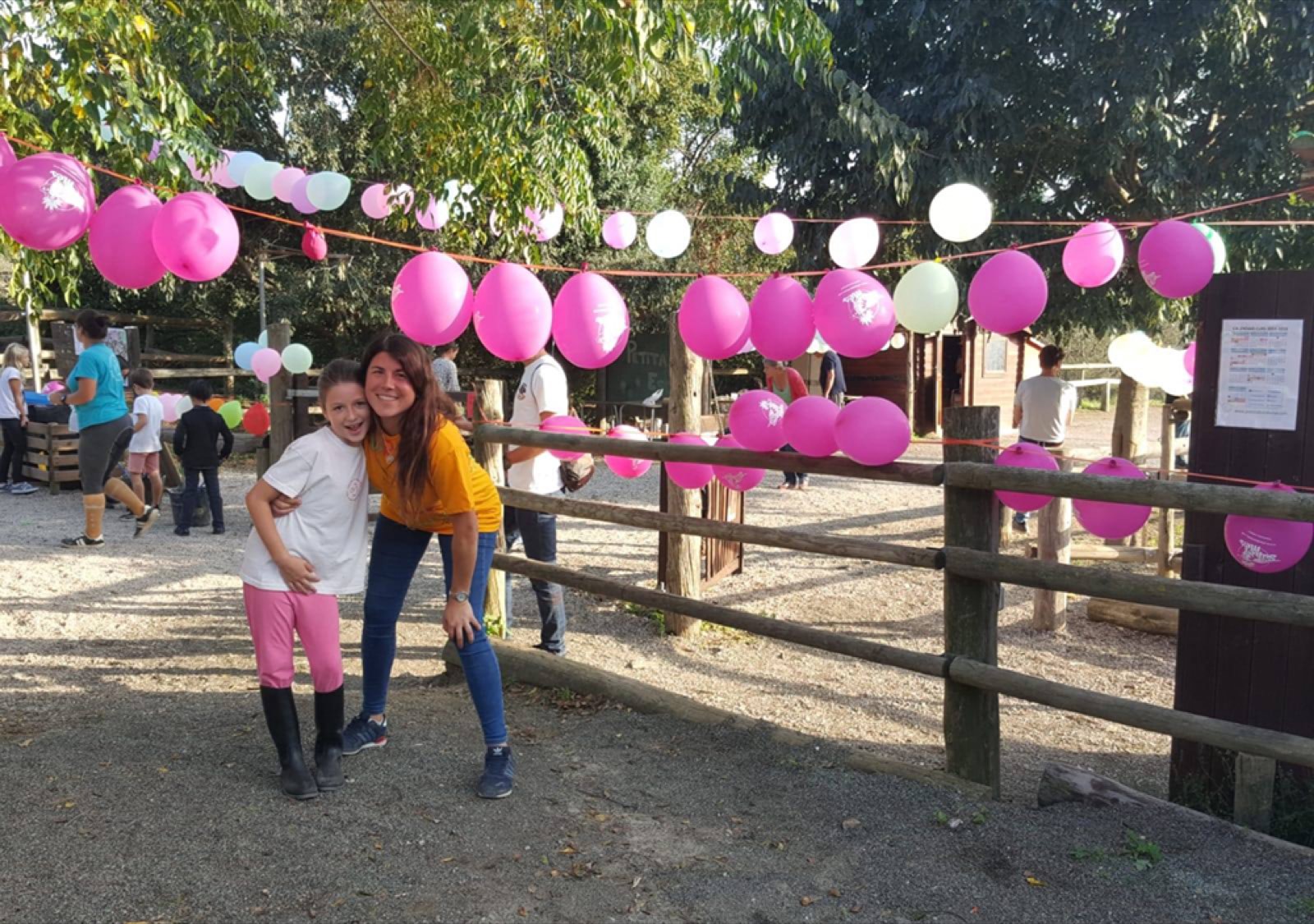 Celebración de cumpleaños con globos de colores en el Poni Club Catalunya