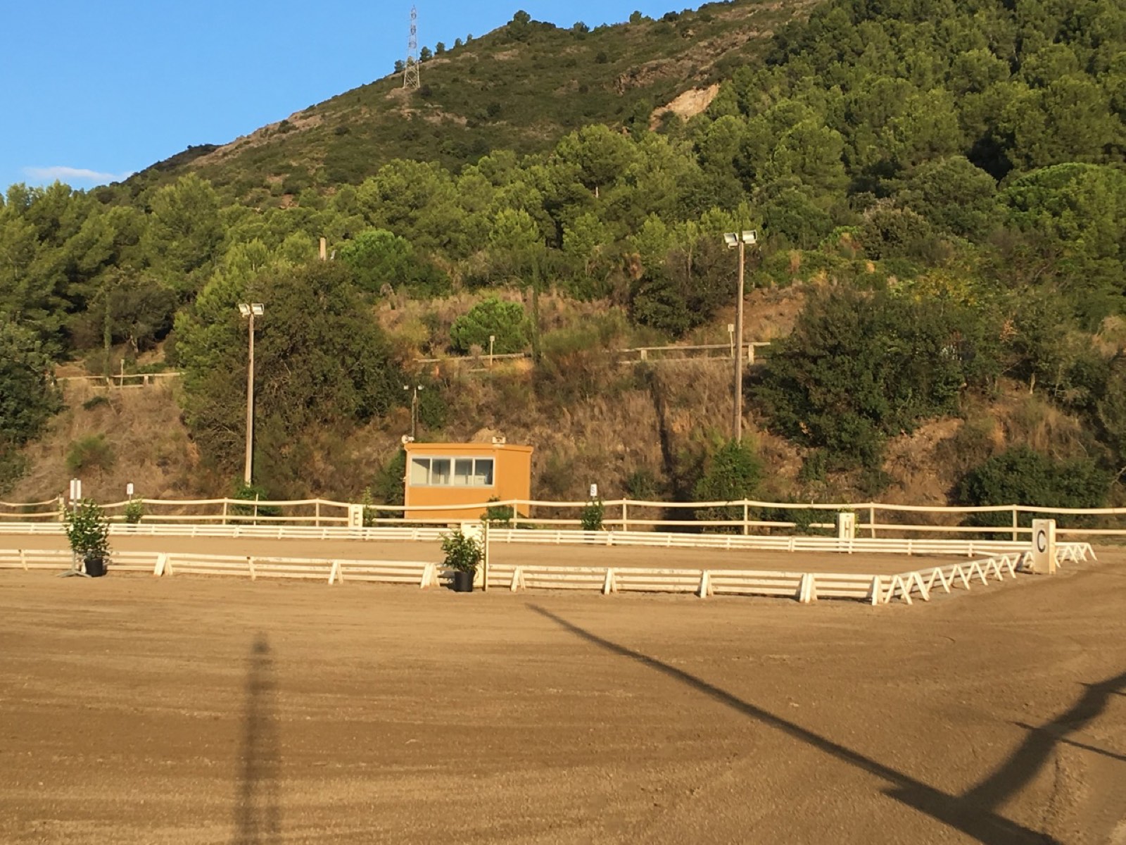 Pista de doma del Poni Club Catalunya rodeada por las montañas de Collserola